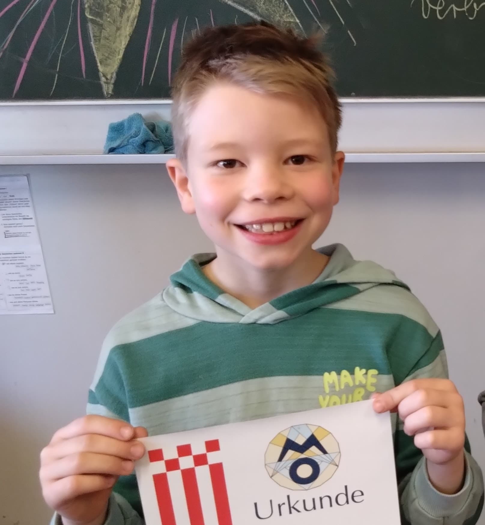 DSC Elias aus der 3. Klasse der St.-Antonius-Schule freut sich über seinen 3. Platz bei der Mathematikolympiade (Foto: A. Prevot)
