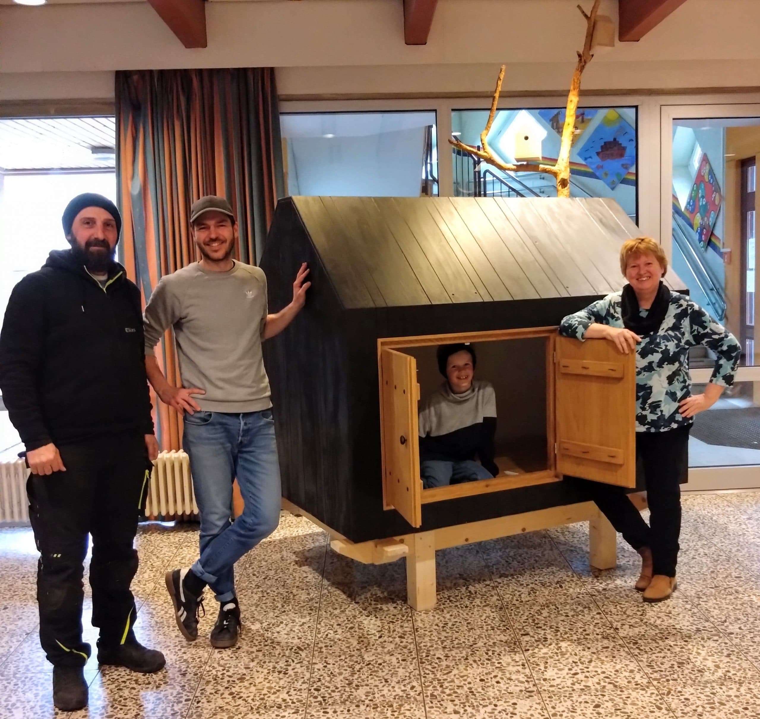 DSC Schüler Simon aus der St.-Antonius-Schule und Schulleiterin Annette Prevot freuen sich über die Übergabe der Meditationshütte des Künstlers Nicolas Friedrich Hohlt. (Foto: C. Haverkamp)