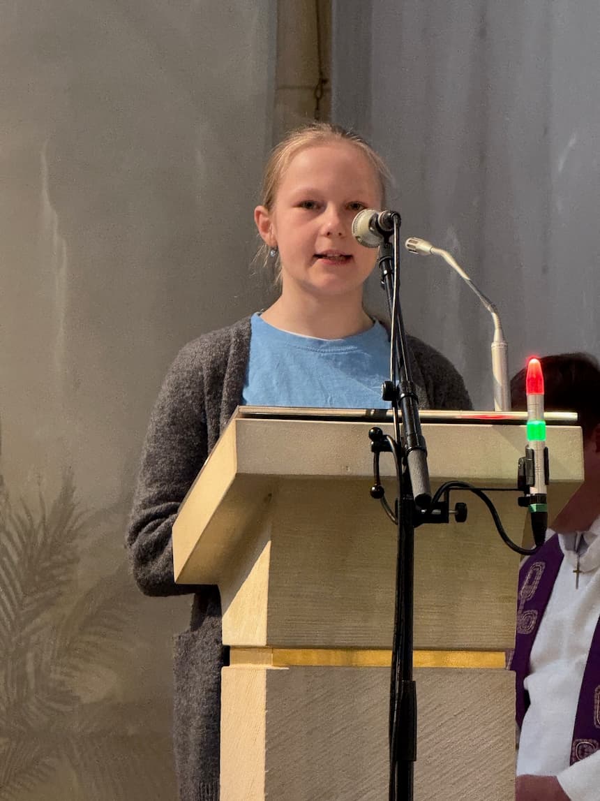 Radiogottesdienst Angela Gleich zwei Mikros! Immer wenn die rote Lampe brennt, ist man im Radio live auf Sendung.