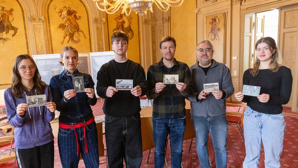 Schülerinnen und Schüler mit ihren Lehrern Sebastian Rothe (vierter von links) und Oliver Rosteck (fünfter von links) im Kaisersaal des St. Johannis-Gymnasiums Schülerinnen und Schüler mit ihren Lehrern Sebastian Rothe (vierter von links) und Oliver Rosteck (fünfter von links) im Kaisersaal des St. Johannis-Gymnasiums