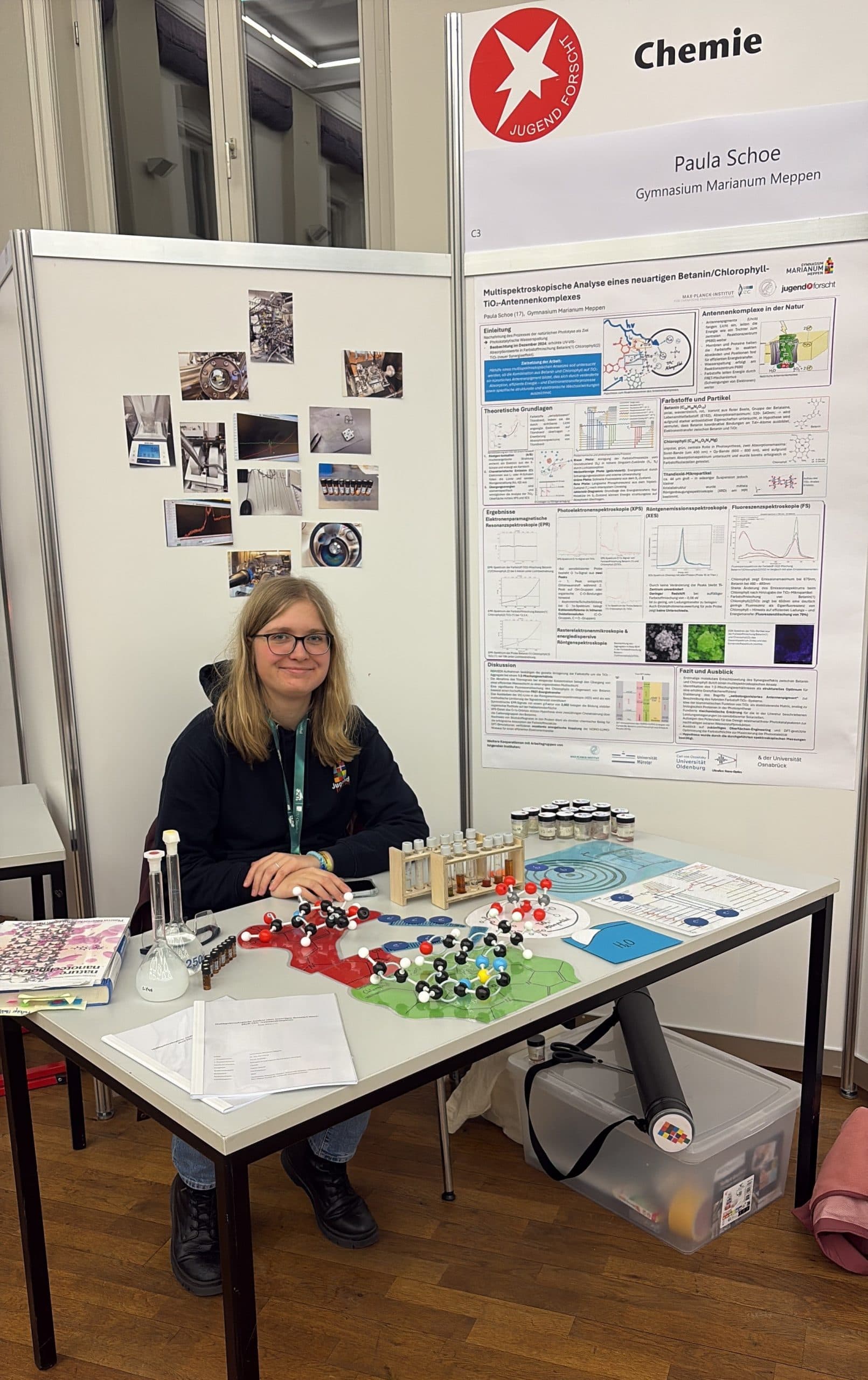 Paula Schoe an ihrem Präsentationsstand während des Landeswettbewerbs.