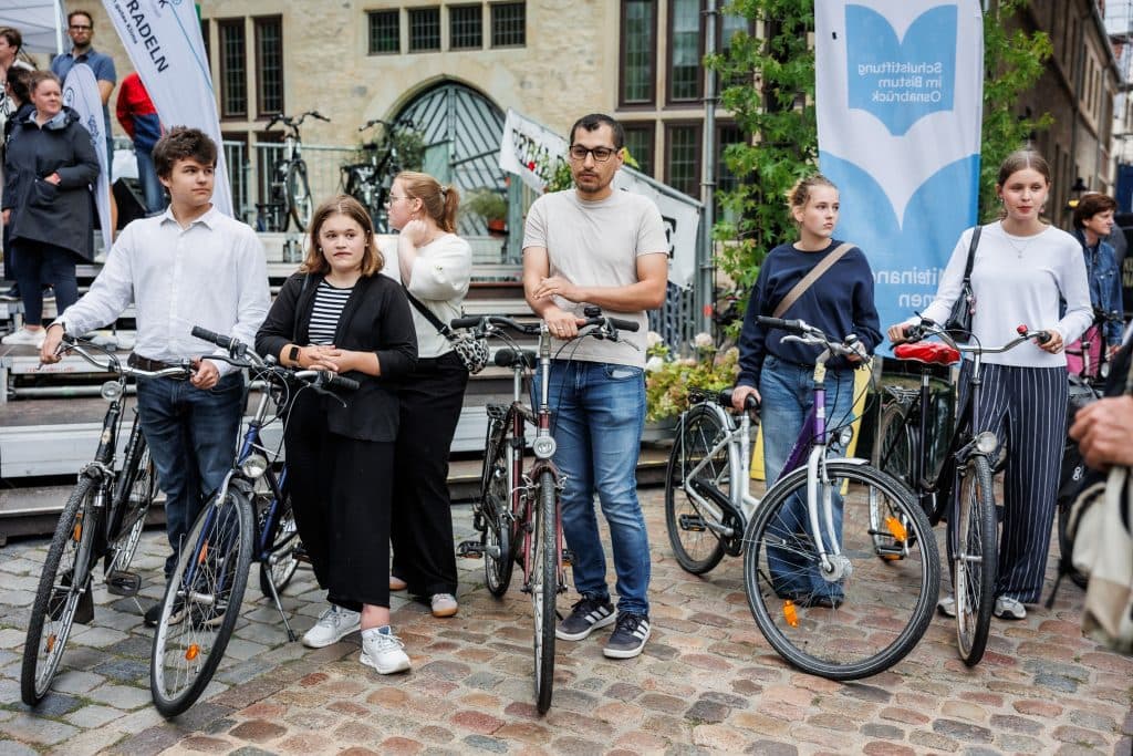 Schülerinnen und Schüler übergeben die überarbeiteten Fahrräder