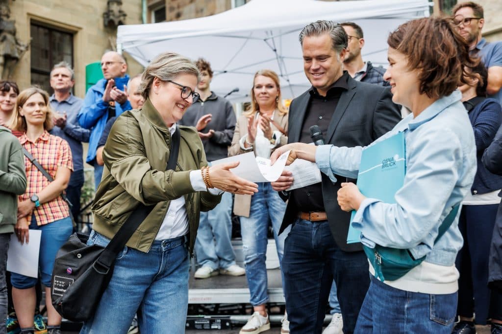 Silke Engelmeyer von der Schulstiftung nimmt die Siegerurkunde entgegen