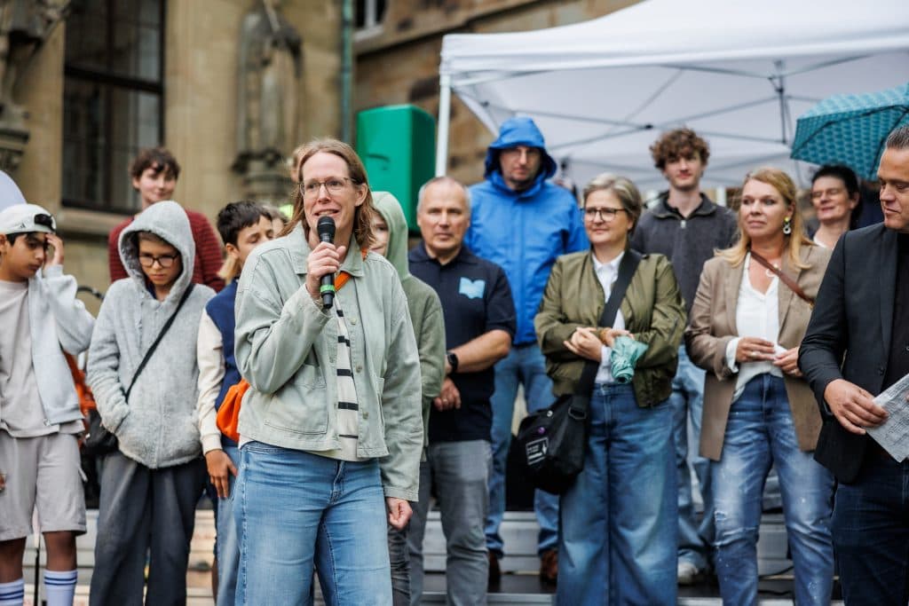Maren Wilmes von der Caritas würdigt die Charity-Aktion der Schulstiftung
