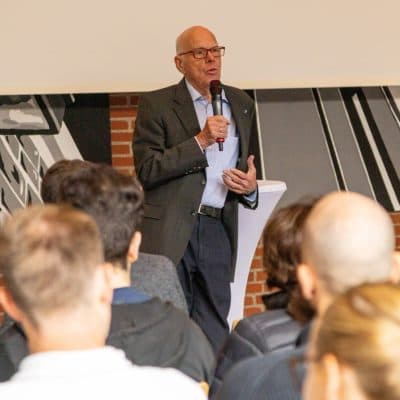 Demokratie ist keine Selbstverständlichkeit – Norbert Lammert zu Gast an der Ursulaschule